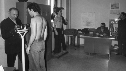 Jóvenes madrileños pasan la revisión médica para ser alistados en el reemplazo militar de 1975