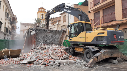 Una pala retroexcavadora derriba el antiguo mercado de abastos de La Hortaliza en Lorca