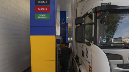 Un camionero reposta combustible en las inmediaciones de Mercabarna, el día que ha comenzado la huelga de transportistas