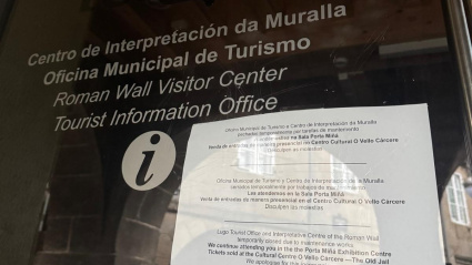 El Centro de Interpretación da Muralla permanecía cerrado esta mañana