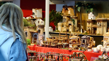 Una mujer de Granada mirando portales de Belén