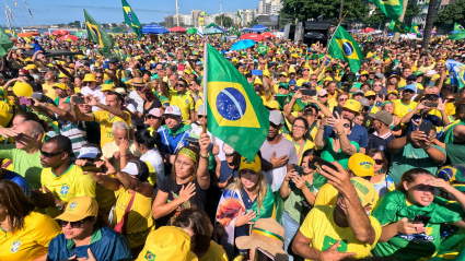 Brasileños en las calles portando la bandera de Brasil