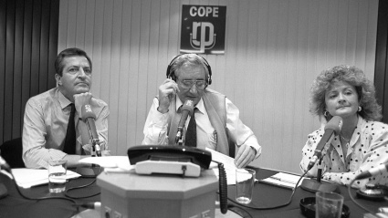 Luis del Olmo en los estudios de COPE con Adolfo Suárez y Pilar Ferrer