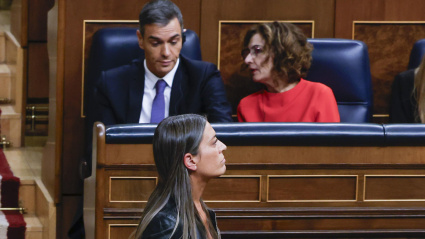 La portavoz de Junts, Míriam Nogueras, pasa ante el presidente del Gobierno, Pedro Sánchez, en el Congreso