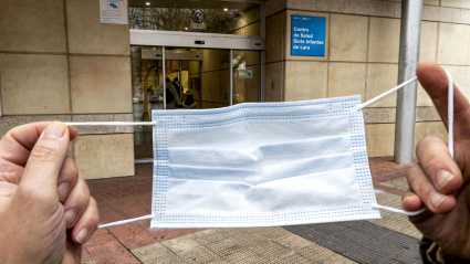 Detalle de una mascarilla junto a un centro de salud de Logroño