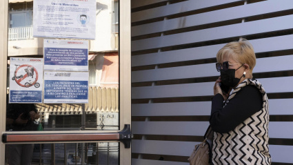 Una mujer entra en un centro de salud de Santa Cruz de Tenerife