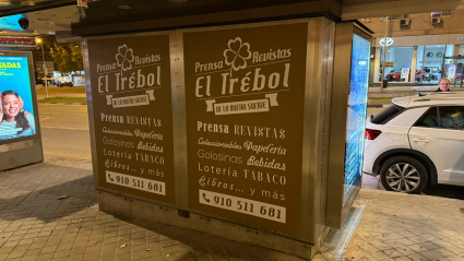 Ayuso promete en Madrid una solución al quiosquero afectado por las obras de la línea 11 de Metro
