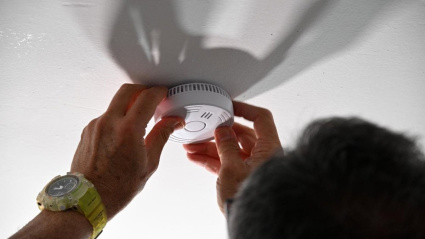 01/10/2024 Detalle de un detector de humo contra incendios..El consejero de Medio Ambiente, Agricultura e Interior de la Comunidad de Madrid, Carlos Novillo, ha reclamado este viernes al Gobierno central que modifique la normativa y haga obligatorio el uso de detectores de humo en viviendas, una medida que ya se aplica en la mayoría de los países occidentales.POLITICA AYUNTAMIENTO DE CÁDIZ