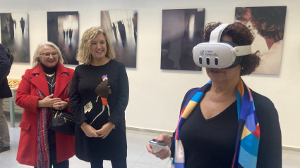 Una señora prueba las gafas de realidad virtual del Hospital Valdecilla