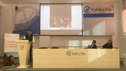 Juan Pedraja, en el atril, y en la mesa a la derecha el doctor Jesús Artal