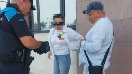 Policia portuaria con carteristas