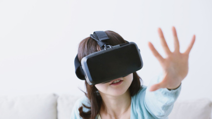 Niña usando unas gafas de realidad virtual