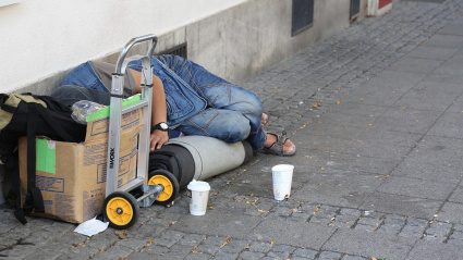 Hombre durmiendo en la calle