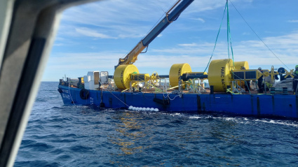 Un barco instala una de las boyas