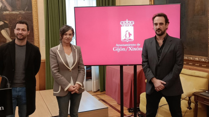 Igor Paskual (d), junto al director de la Fundación Municipal de Cultura (i) y la concejala de Cultura de Gijón (c), en la presentación de la iniciativa 'EspañArte'