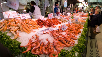 Camarones en un puesto de mariscos en el Mercado Central de pescado en el centro histórico de Valencia