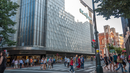 Viandantes por la Calle Gran Via Diego Lopez de Haro, Bilbao
