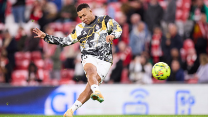 Kylian Mbappé del Real Madrid CF calienta durante el partido de LaLiga EA Sports entre el Athletic Club y el Real Madrid CF en San Mamés