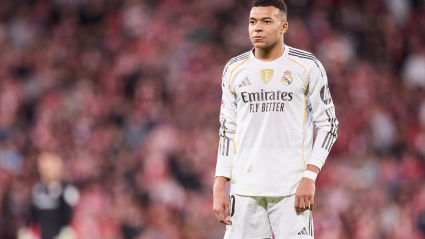 Kylian Mbappé del Real Madrid CF observa durante el partido de LaLiga EA Sports entre el Athletic Club y el Real Madrid CF en San Mamés