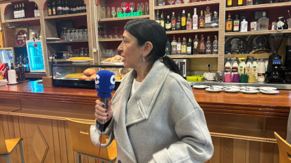 Pilar Cisneros en un bar de Madrid