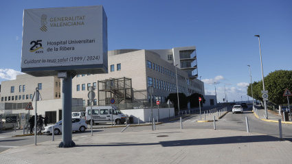 Hospital de la Ribera, donde la niña de seis años ingresó en parada cardiorrespiratoria, tras haber sido atendida previamente esa misma mañana en la clínica dental privada