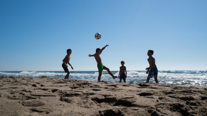 Imagen de recurso de unos niños jugando en una playa de Marbella