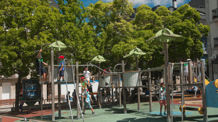 Niños jugando en un parque de Lugo