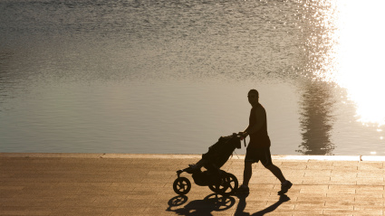 Un padre pasea a su hijo