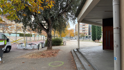 la patrulla ha detenido al hombre por un presunto delito de atentado contra agente de la autoridad.