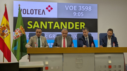 El presidente de la Diputación de Granada, Francis Rodríguez, junto con los consejeros de Fomento y Turismo cántabros, Roberto Media y Luís Martínez Abad, y el representante de la compañía Volotea
