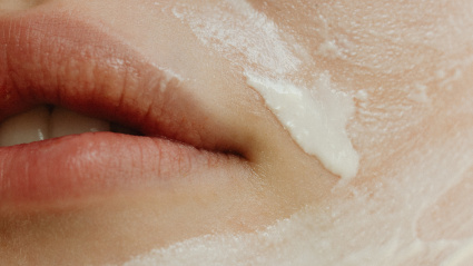 Imagen de recurso de una mujer con crema en la cara