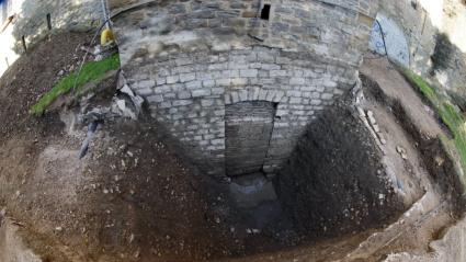 Puerta de los Canónigos’ enterrada en la parte trasera de la Catedral de Pamplona