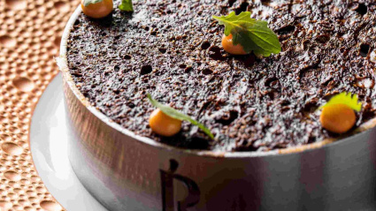 El delicioso Bogavante y kiskilla bajo una cubierta de arroz venere y sorbete de salpicón del restaurante con tres Estrellas MICHELIN Akelaŕe, Donostia-San Sebastián.