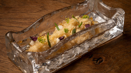 El equilibrado plato Ostra, granizado marino, algas y brotes del restaurante Azurmendi, con tres Estrellas MICHELIN.