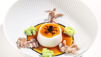 El sabroso y creativo plato Blanco sobre negro, del restaurante Quique Dacosta, con tres Estrellas MICHELIN en Dénia.