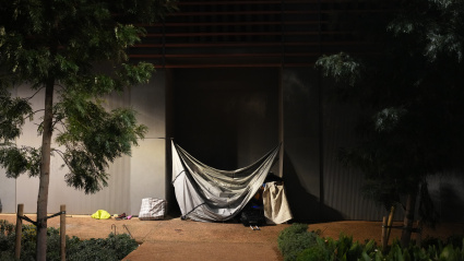 Persona durmiendo en la calle