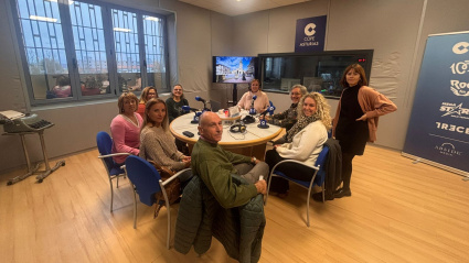 Integrantes de los coros de los centros sociales de Oviedo, junto a su director , en COPE