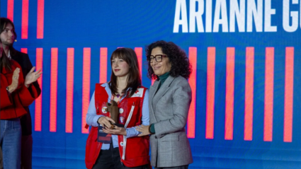 Arianne González, directora de Cruz Roja Juventud Gijón, recoge su Premio V de Voluntariado