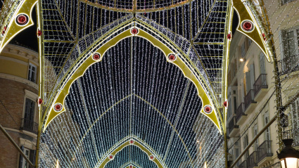 Luces de navidad en las calles de Málaga, España.