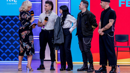 La directora comunicación de TVE, María Eizaguirre, entrevista al grupo Kitai durante la presentación de los artistas que participarán en el Benidorm Fest