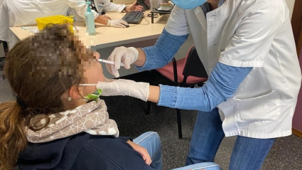 Una enfermera pone la vacuna contra la gripe en Huesca