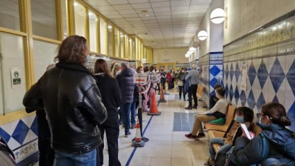 Colas en el Hospital Nuestra Señora de Gracia de Zaragoza en la convocatoria de vacuna sin cita previa para los grupos recomendados