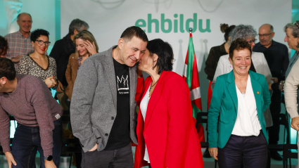 El secretario general de EH Bildu, Arnaldo Otegi (c-i) junto a la portavoz del Parlamento de Navarra, Laura Aznal