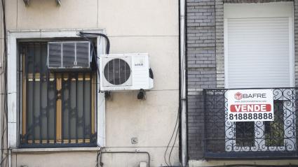 Cartel de 'se vende' en el balcón de un piso de un edificio de Madrid