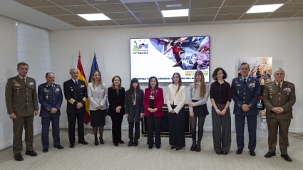 Alba Muñoz, a la izquierda de la ministra de Defensa, junto al resto de premiadas y otras autoridades presentes en la ceremonia