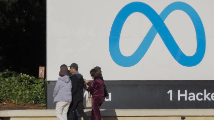 Fotografía de archivo que muestra a personas caminando frente a unas oficinas de Meta