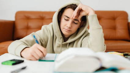 Estudiante preparando exámenes