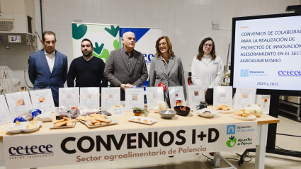 La presidenta de la Diputación, Ángeles Armisén, acompañada del diputado de Desarrollo Socioeconómico, Francisco Pérez, el presidente del Cetece, Javier Labarga y el representante de las empresas del Club de Calidad Alimentos de Palencia, Manuel de Prado, hacen balance de los proyectos de colaboración de los años 2024 y 2025 desarrollados entre ambas partes.