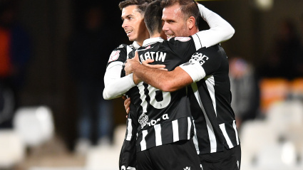 Nacho abrazado a Ortuño y Ander Martín