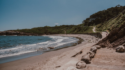 Una imagen de la playa de Arnao desde la arena.
